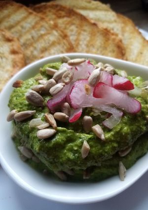 Zdjęcie przepisu Pesto z liści rzodkiewki.