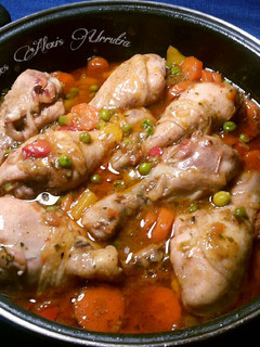 Una foto de Muslos de pollo con verduras, a las siete especias libanesas