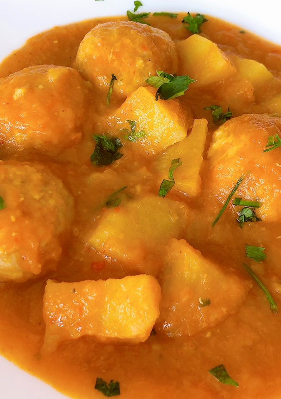Una foto de Albóndigas en salsa con patatas
