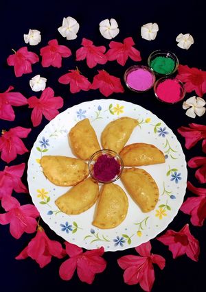 A picture of Halwa Stuffed Gujia.