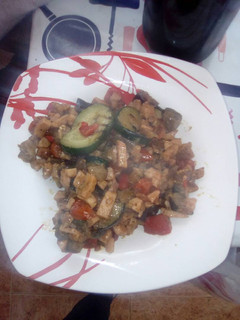 Una foto de Pisto de verduras y pavo