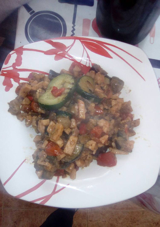 Una foto de Pisto de verduras y pavo