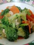 ผัดบล็อคโคลี่ไก่บด - จากผักที่ทำแช่แข็งไว้ในตู้เย็น