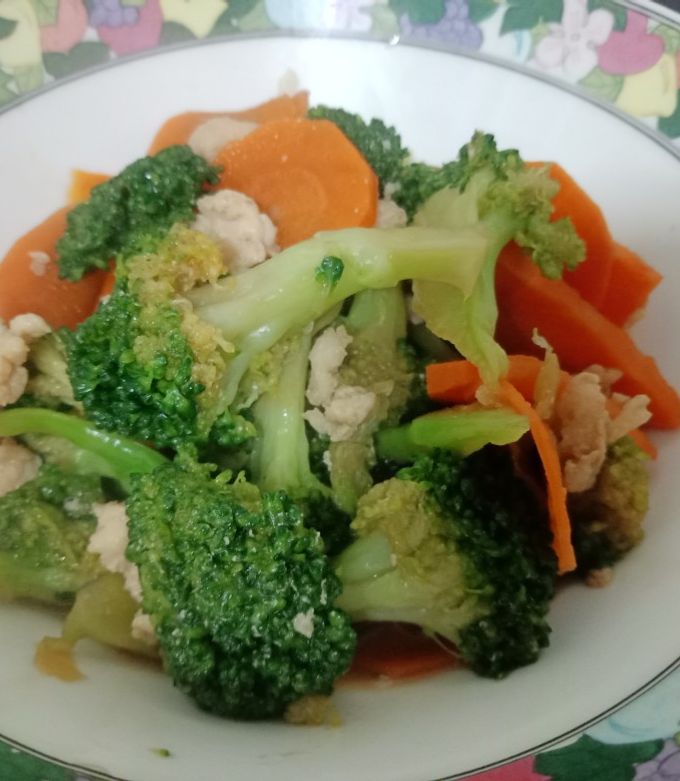 รูปของ ผัดบล็อคโคลี่ไก่บด - จากผักที่ทำแช่แข็งไว้ในตู้เย็น