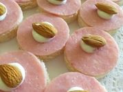 Una foto de canapés con jamón
