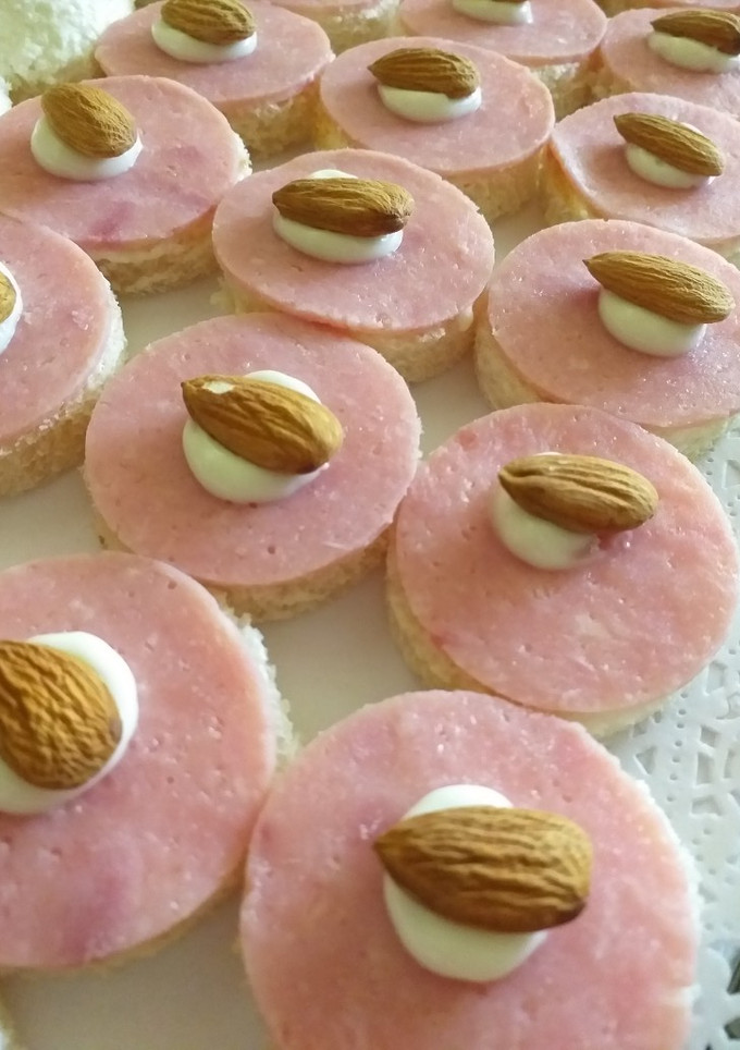 Una foto de Canapés de jamón y almendras