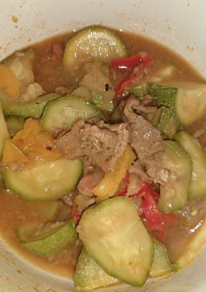 Una foto de Puntas de res salteadas con calabacines