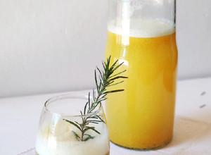 Una foto de Limonada de Cúrcuma