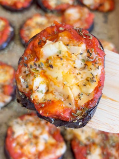 Una foto de Mini pizzas de berenjenas