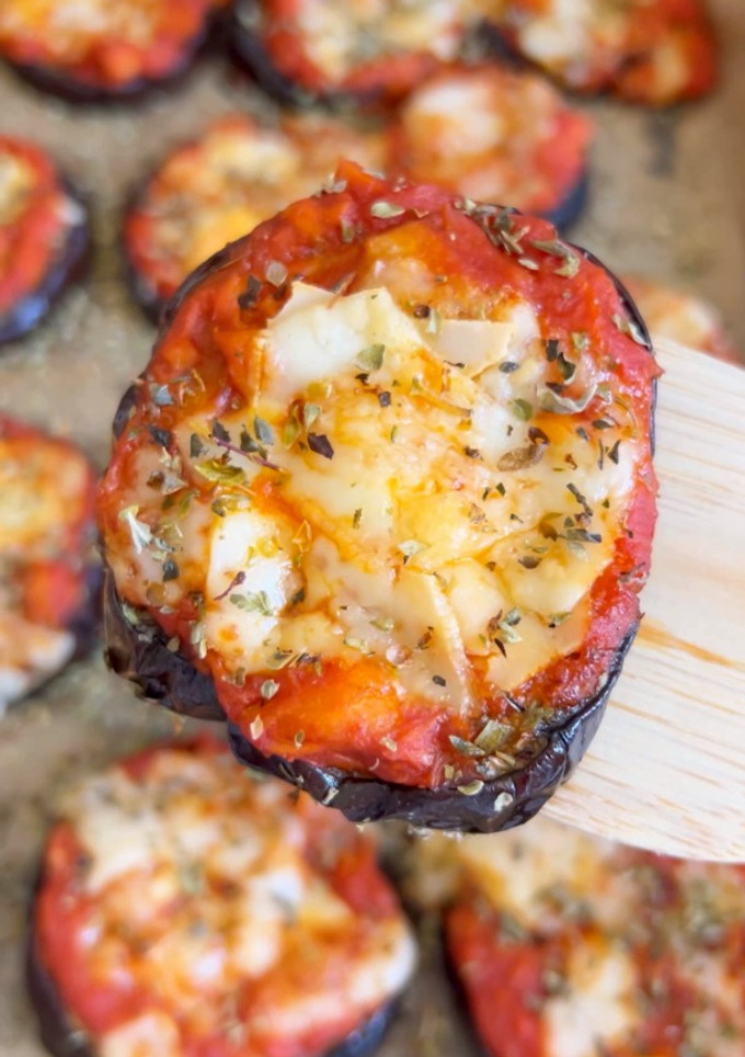 Una foto de Mini pizzas de berenjenas