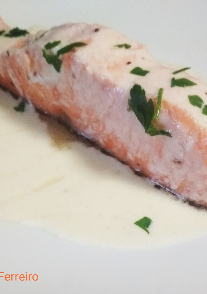 Una foto de Salmón a la crema de limón