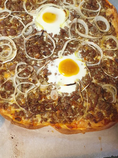 Una foto de Pizza casera de carne picada
