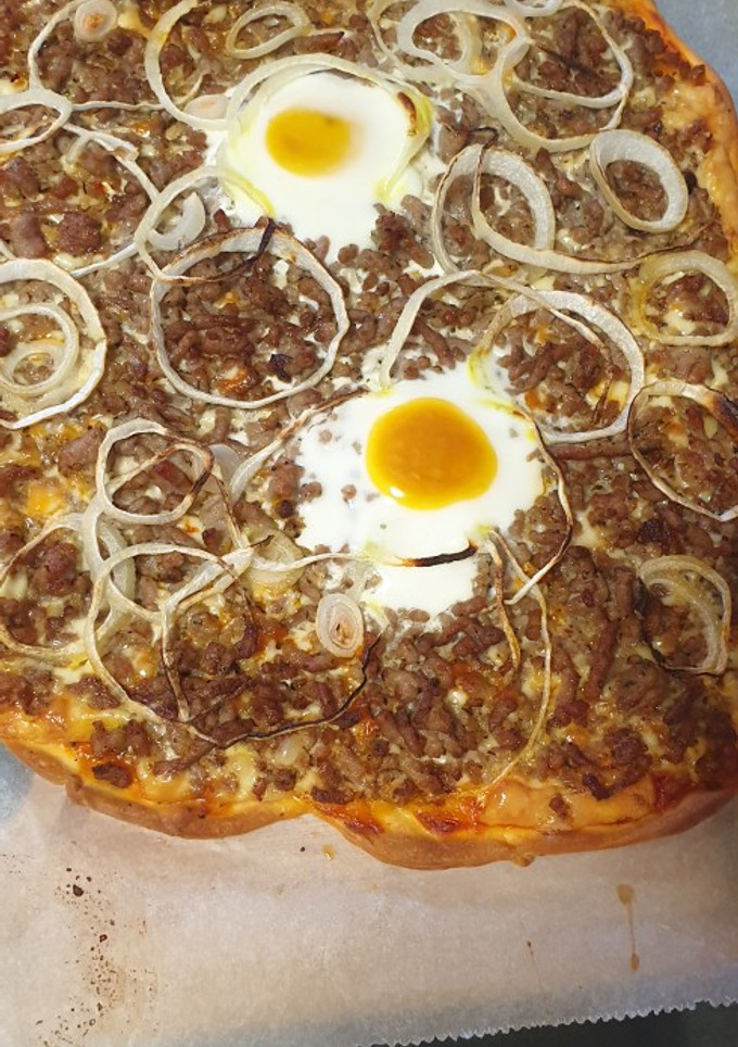 Una foto de Pizza casera de carne picada