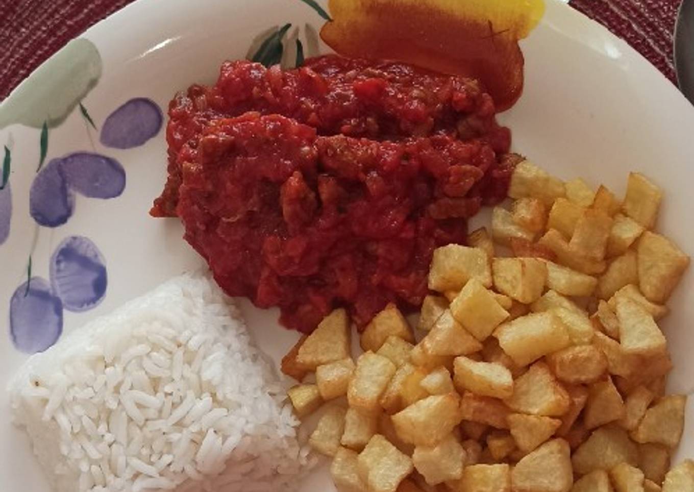 Arroz con papas fritas y salsa de carne 🤤