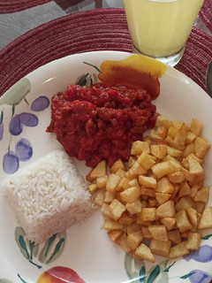 Una foto de Arroz con papas fritas y salsa de carne 🤤