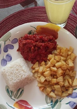 Una foto de Arroz con papas fritas y salsa de carne 🤤