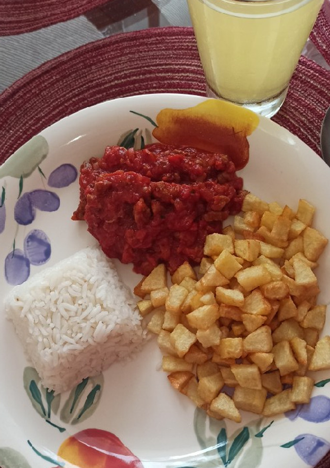 Una foto de Arroz con papas fritas y salsa de carne 🤤