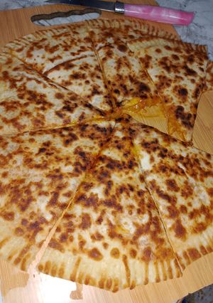 صورة لوصفة كسرة محشية خفيفة وبنينة🍕🤤