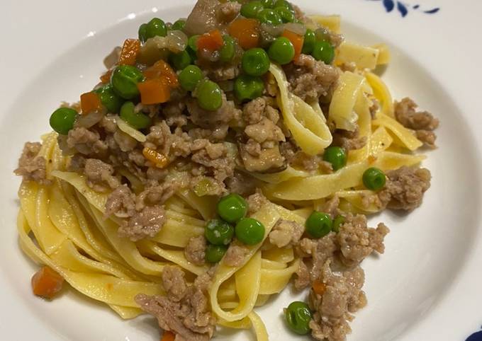 Tagliatelle al ragù bianco di salsiccia