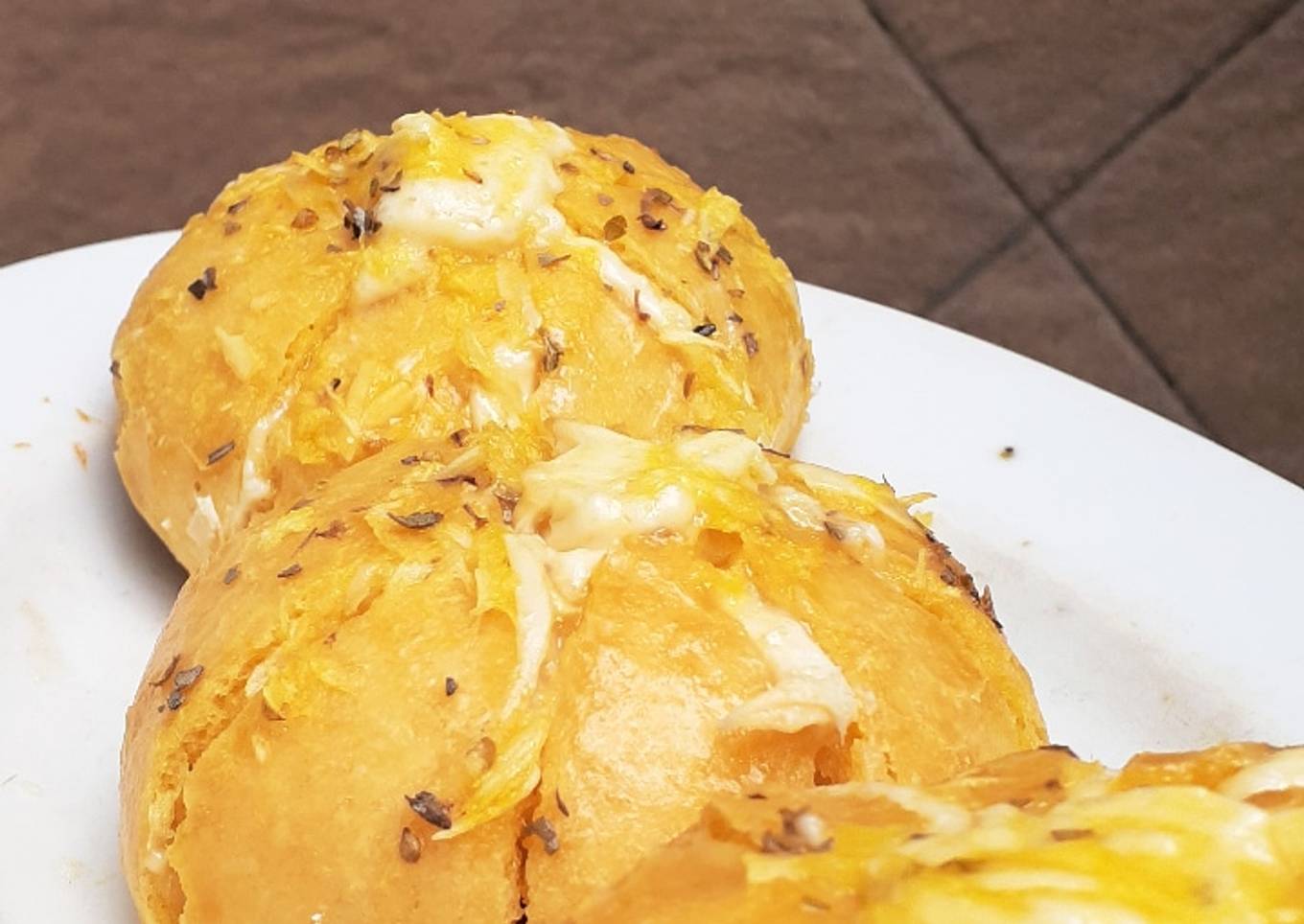 Korean Cream Cheese Garlic Bread (육쪽마늘빵)