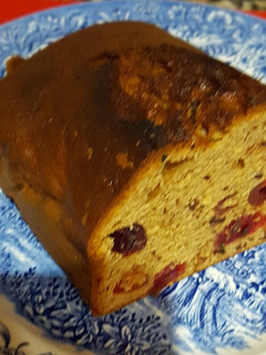 Una foto de Bizcocho de plátano con nueces, frutos rojos y chocolate