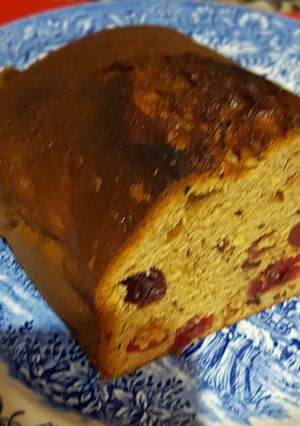 Una foto de Bizcocho de plátano con nueces, frutos rojos y chocolate