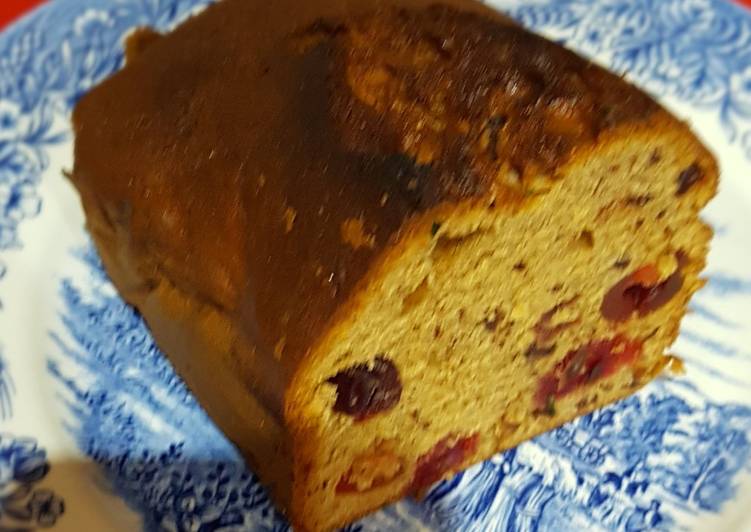 Bizcocho de plátano con nueces, frutos rojos y chocolate
