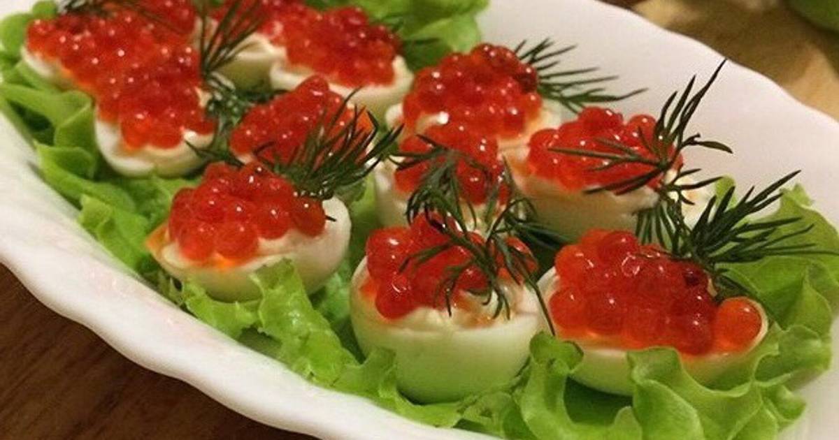 Закуски с красной рыбой и перепелиными яйцами и