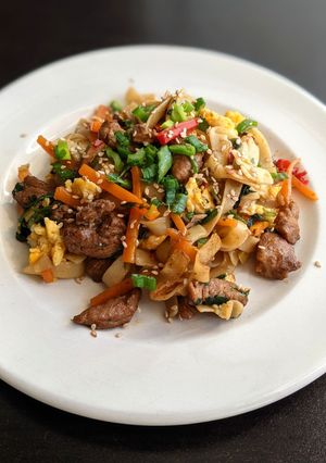 Una foto de Wok de fideos, verduras y carne