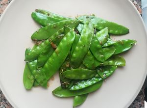 Foto de Ervilhas Tortas Salteadas com Alho