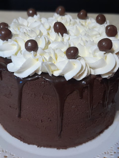 Una foto de Torta drip cake