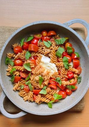 Una foto de Fusilli con queso brie de cabra, tomatitos cherry y albahaca 🍝Pasta seca sin gluten con queso brie