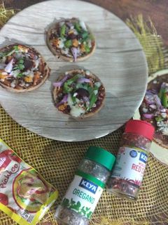મીની બાજરા પીઝા (Mini Bajra Pizza Recipe In Gujarati) રેસીપી મુખ્ય ફોટો