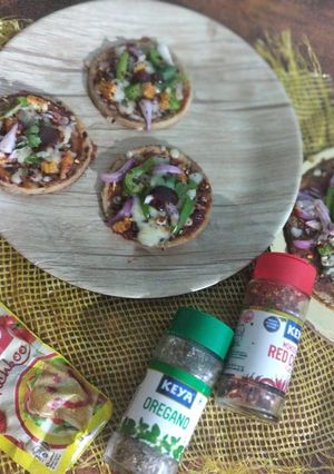 મીની બાજરા પીઝા (Mini Bajra Pizza Recipe In Gujarati) રેસીપી મુખ્ય ફોટો