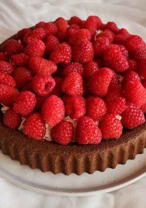 Une photo de Gâteau renversé chocolat /noisette/ framboise