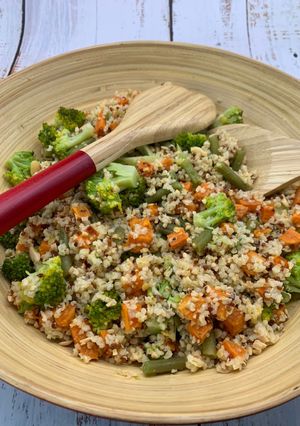 Une photo de Salade de quinoa, brocolis, haricots vert et patates douces