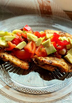 O poză a rețetei Pui grill cu salsa de avocado.