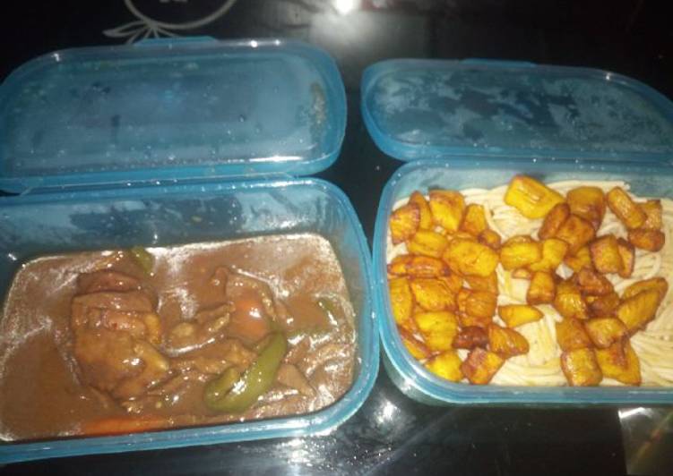 Easiest Way to Make Super Quick Homemade Spaghetti with fried plantain and chicken sauce