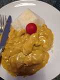 Poulet-Curry mit Ananas und Banane und Klebereis oder Basmatireis