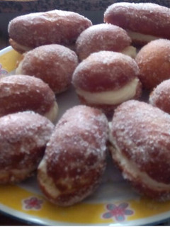 Una foto de Bombas o pepitos rellenos de crema