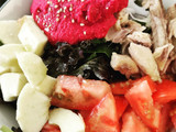 Poke bowl de hummus de remolacha