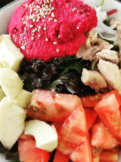 Una foto de Poke bowl de hummus de remolacha