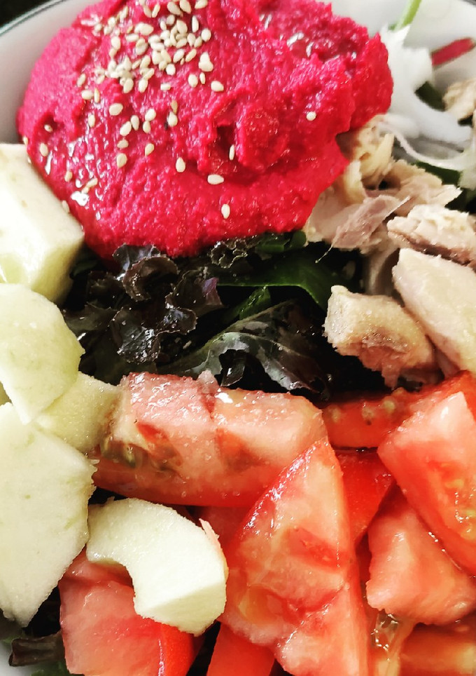 Una foto de Poke bowl de hummus de remolacha