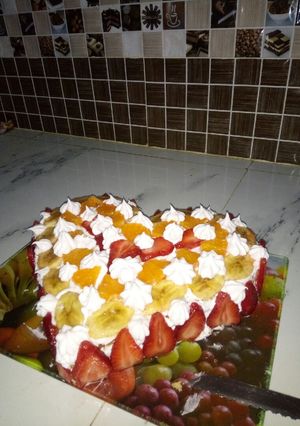 صورة لوصفة تزيين كيكة الجينواز بالفواكه