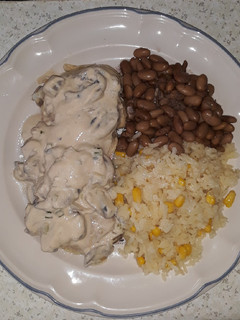 Una foto de Pollo con crema y champiñones