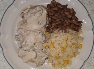 Una foto de Pollo con crema y champiñones