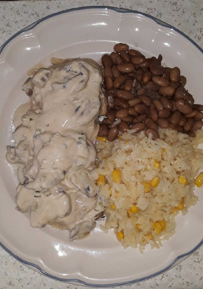 Una foto de Pollo con crema y champiñones
