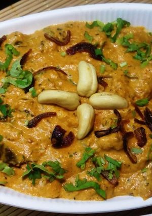 A picture of Kaju Curry with rich gravy.