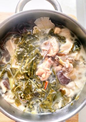 Hình của món Lẩu gà lá giang (phong cách miền Trung).