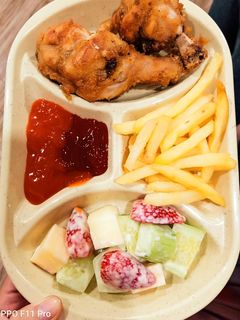 Hình của món Thịt gà chiên KFC ăn kèm khoai tây chiên và salad củ quả.